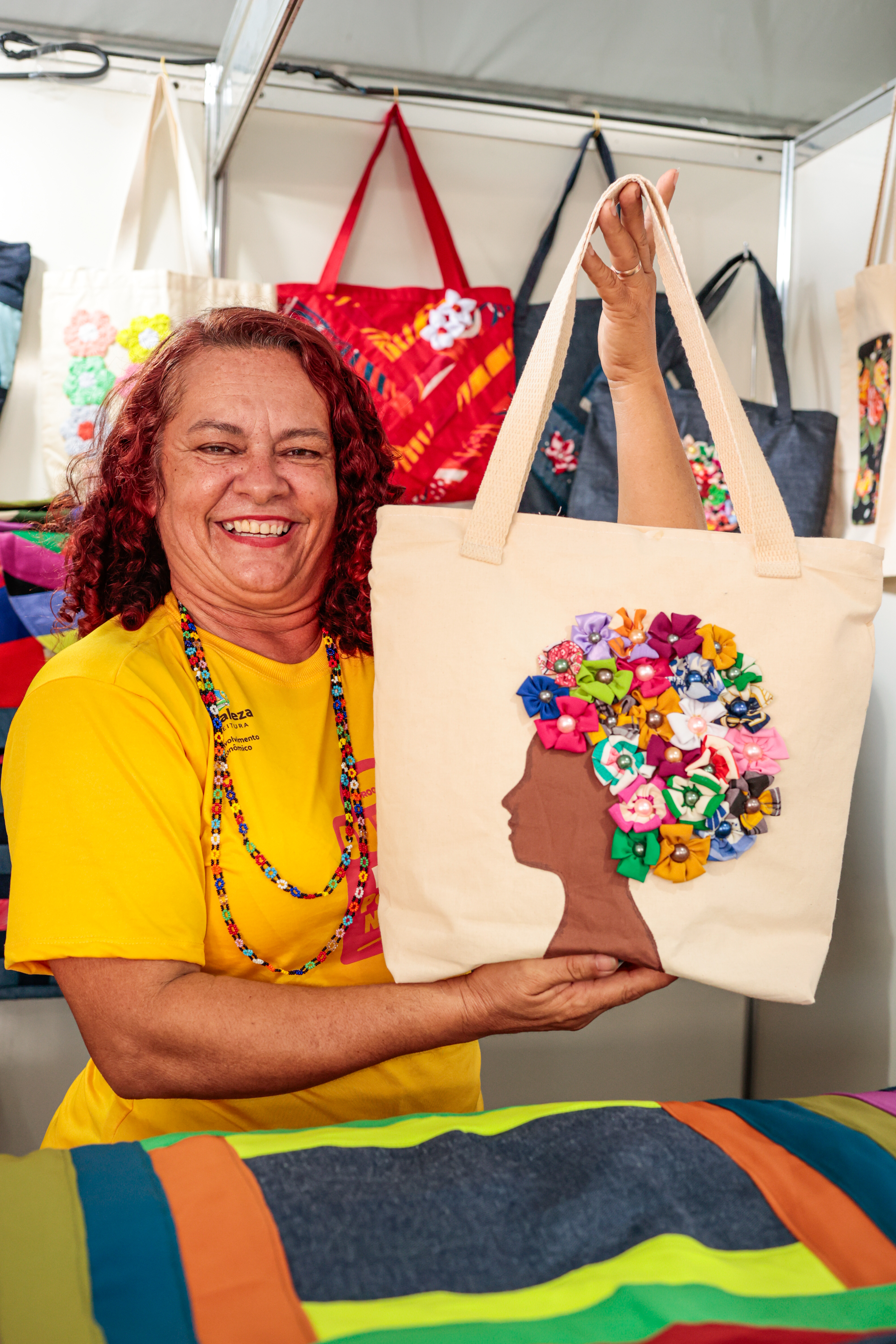 Clécia Araújo segura uma bolsa